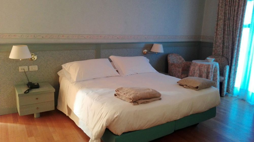 Bella & Restaurant With Private Dock For Mooring Boats Hotel San Felice del Benaco