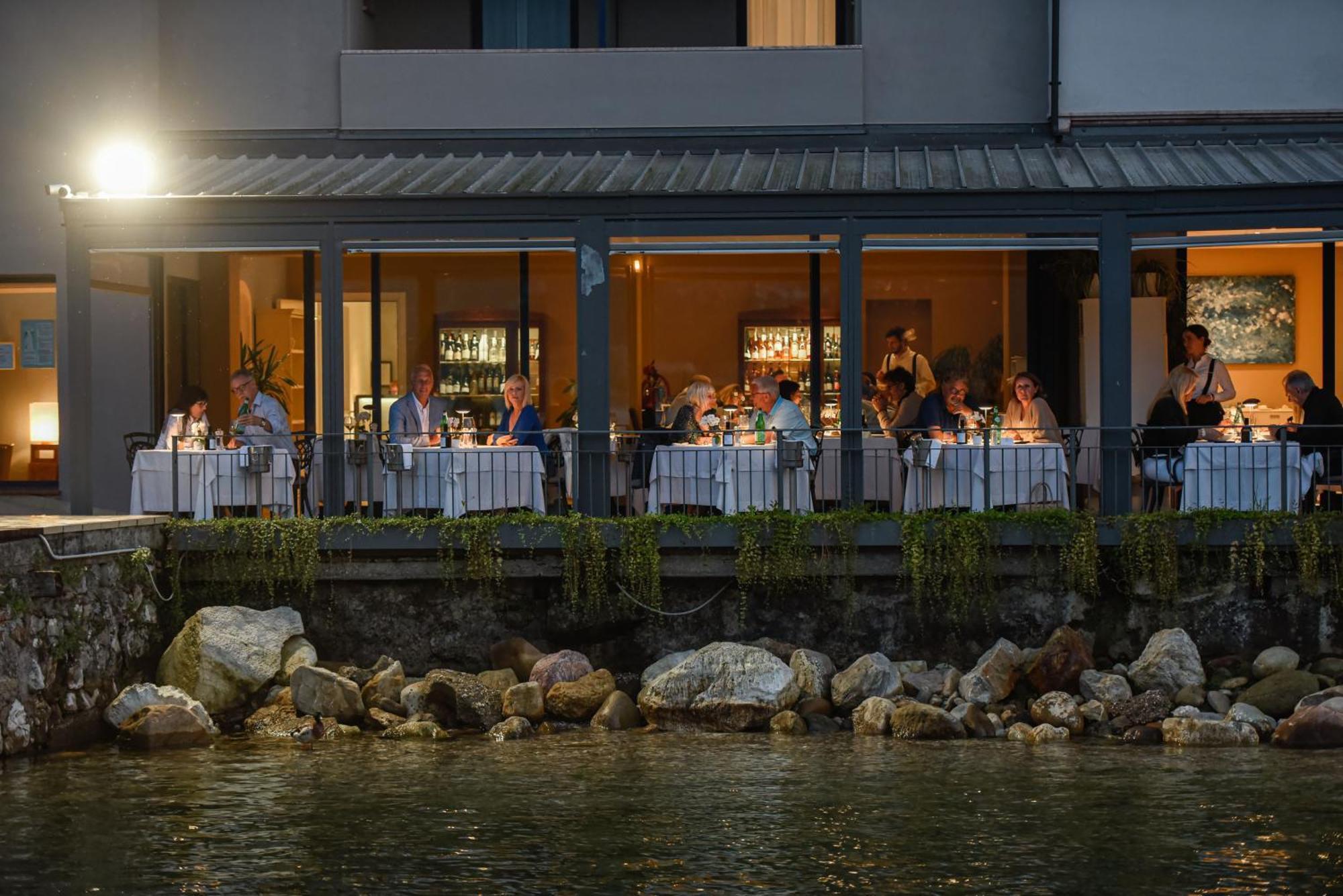 Hotel Bella & Restaurant With Private Dock For Mooring Boats San Felice del Benaco
