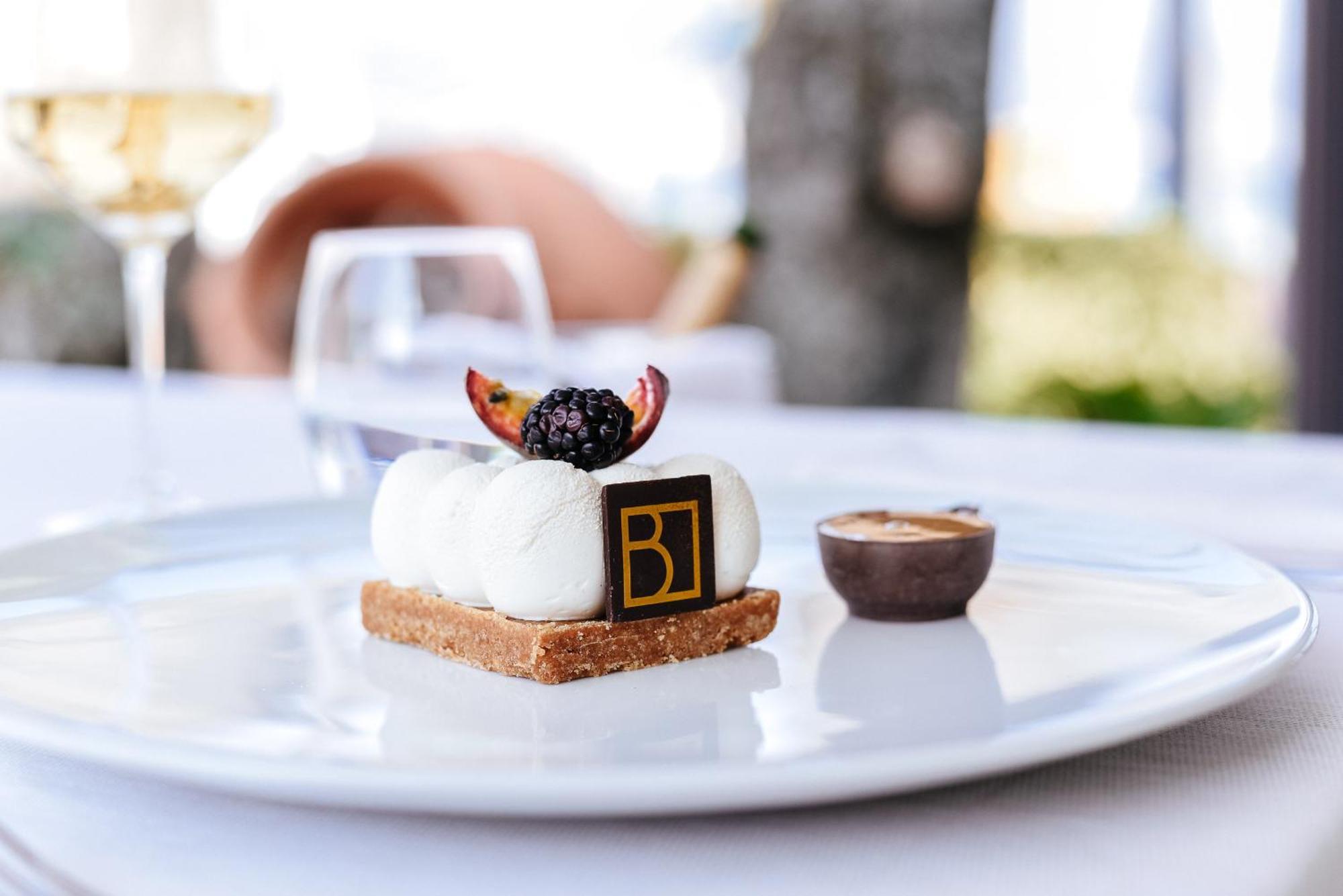 Bella & Restaurant With Private Dock For Mooring Boats 4*