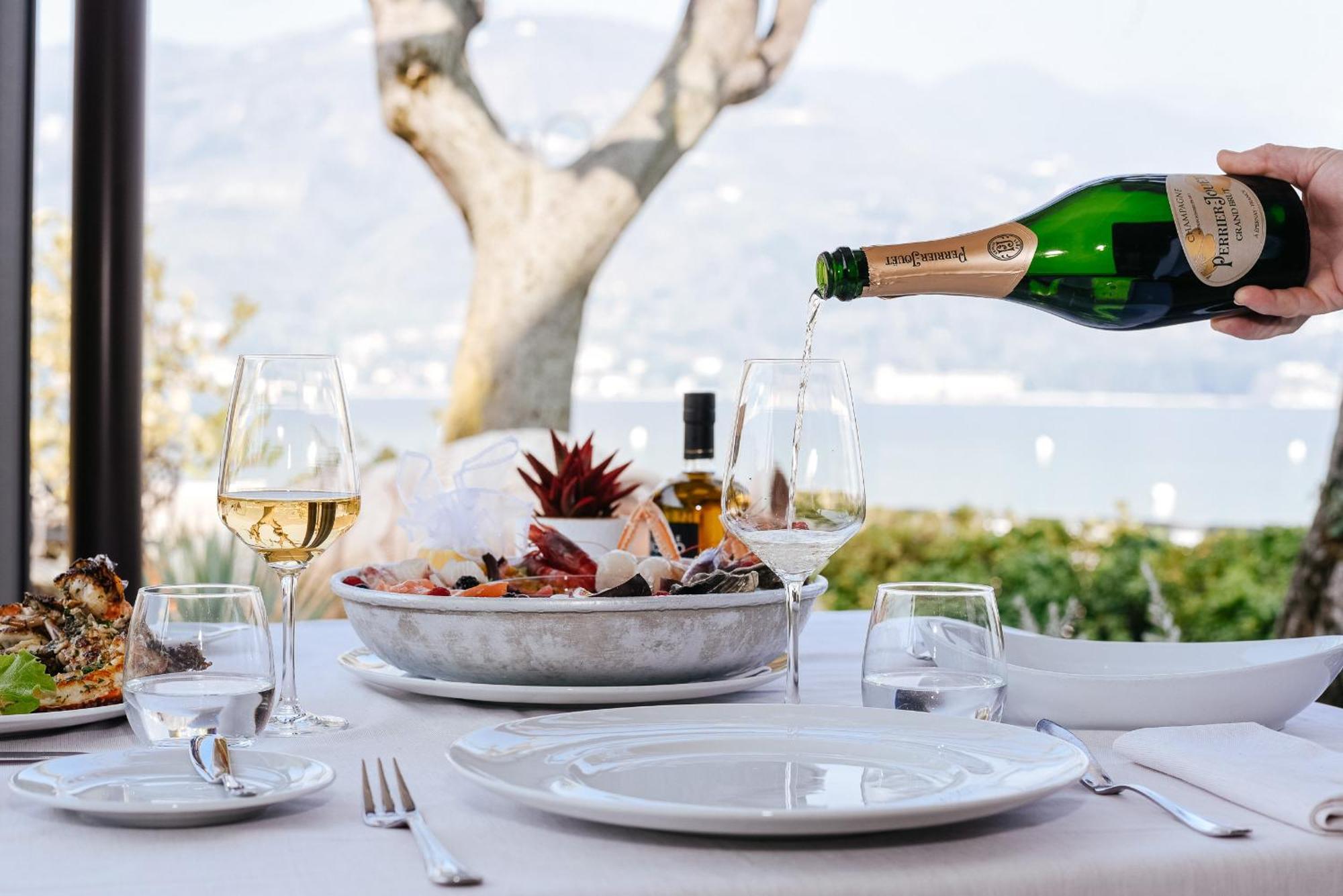 Bella & Restaurant With Private Dock For Mooring Boats 4*