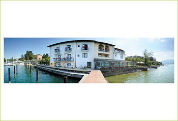 Bella & Restaurant With Private Dock For Mooring Boats Hotel