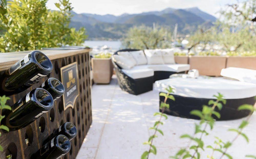 Bella & Restaurant With Private Dock For Mooring Boats San Felice del Benaco