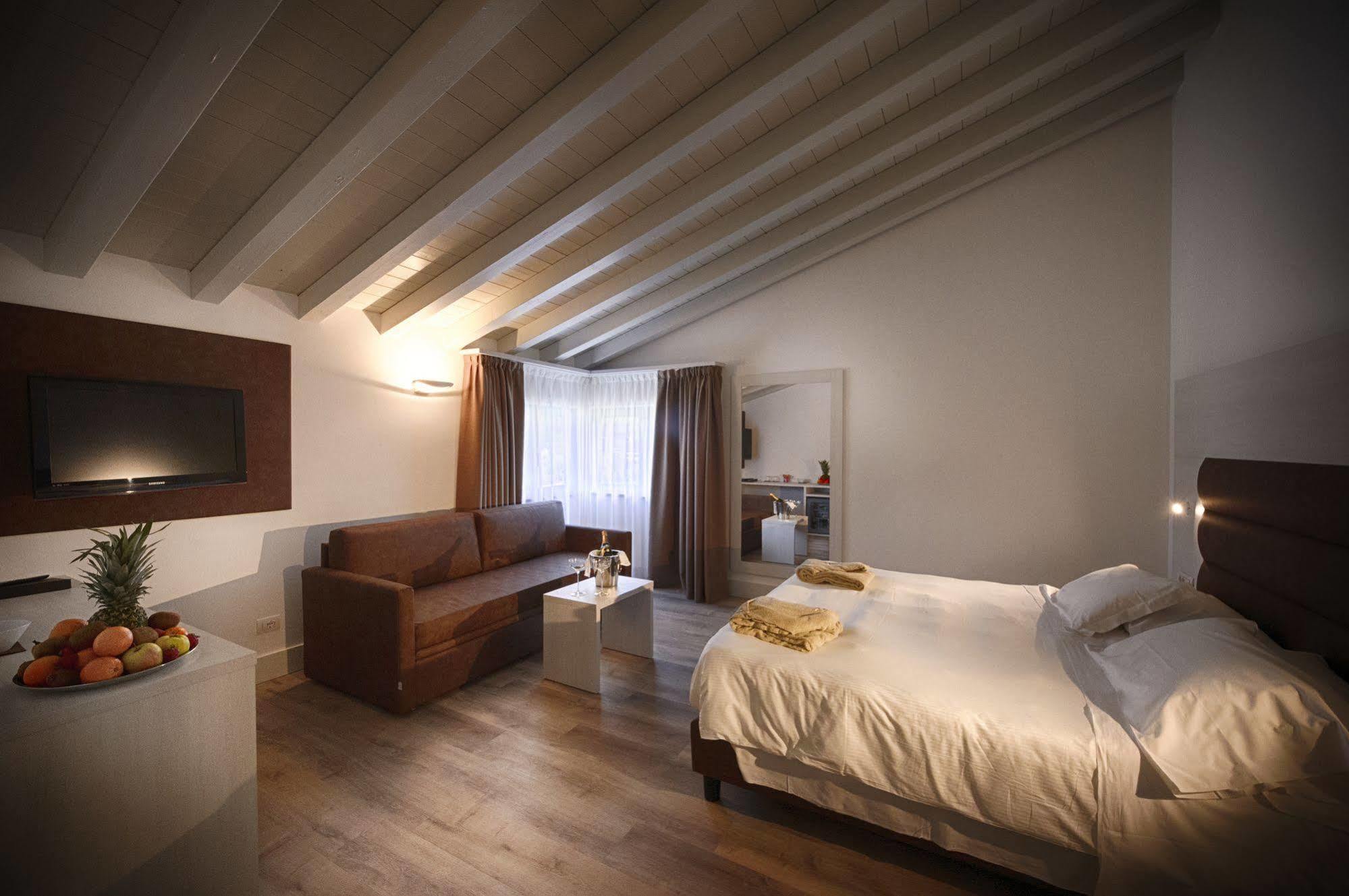 Hotel Bella & Restaurant With Private Dock For Mooring Boats 4*