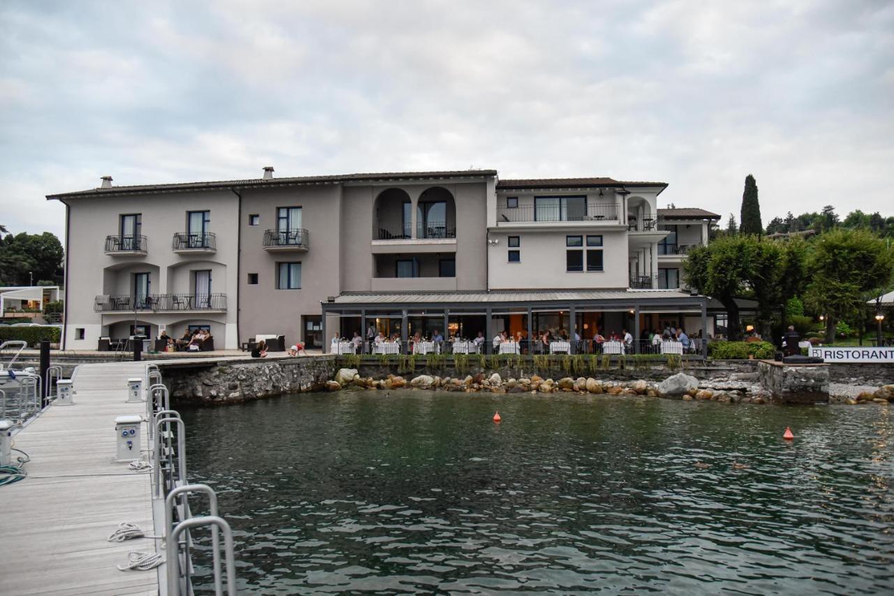 Bella & Restaurant With Private Dock For Mooring Boats San Felice del Benaco