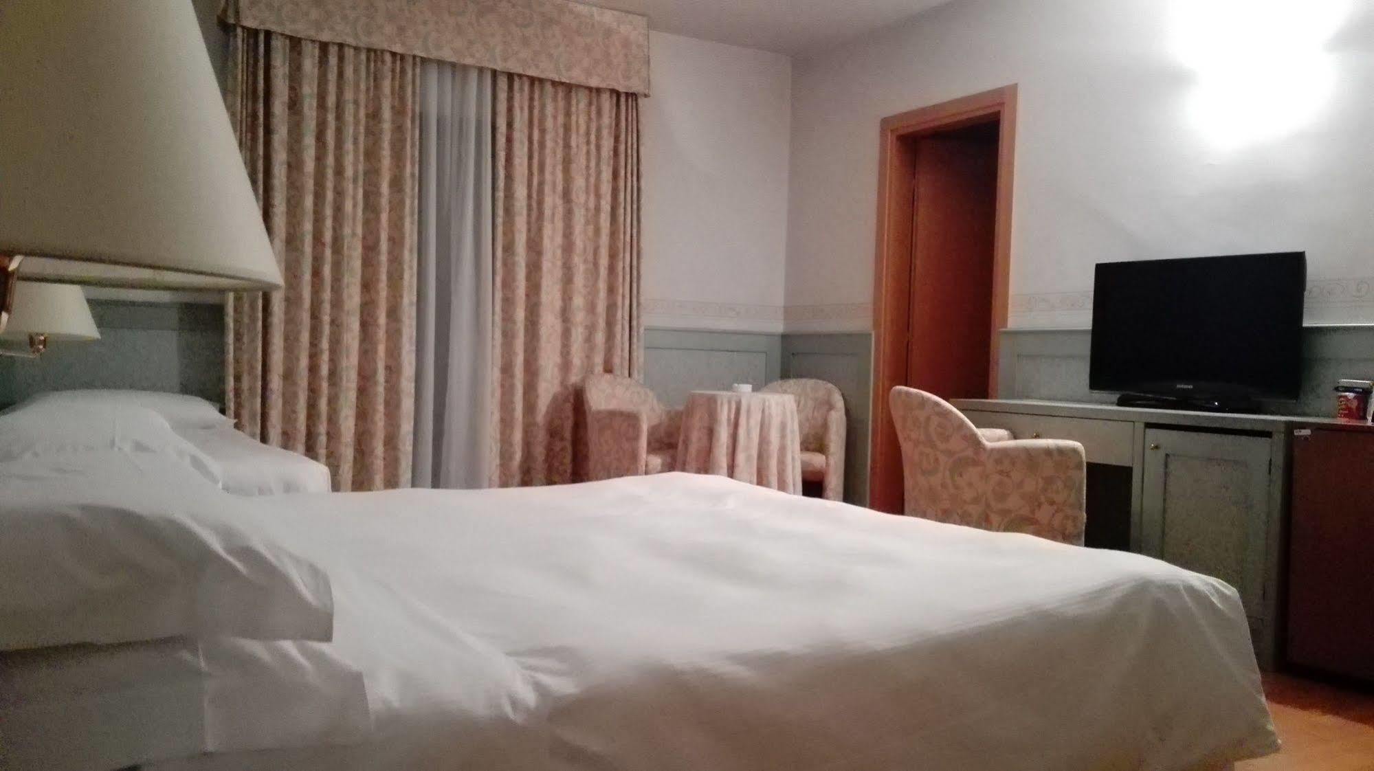 Hotel Bella & Restaurant With Private Dock For Mooring Boats San Felice del Benaco
